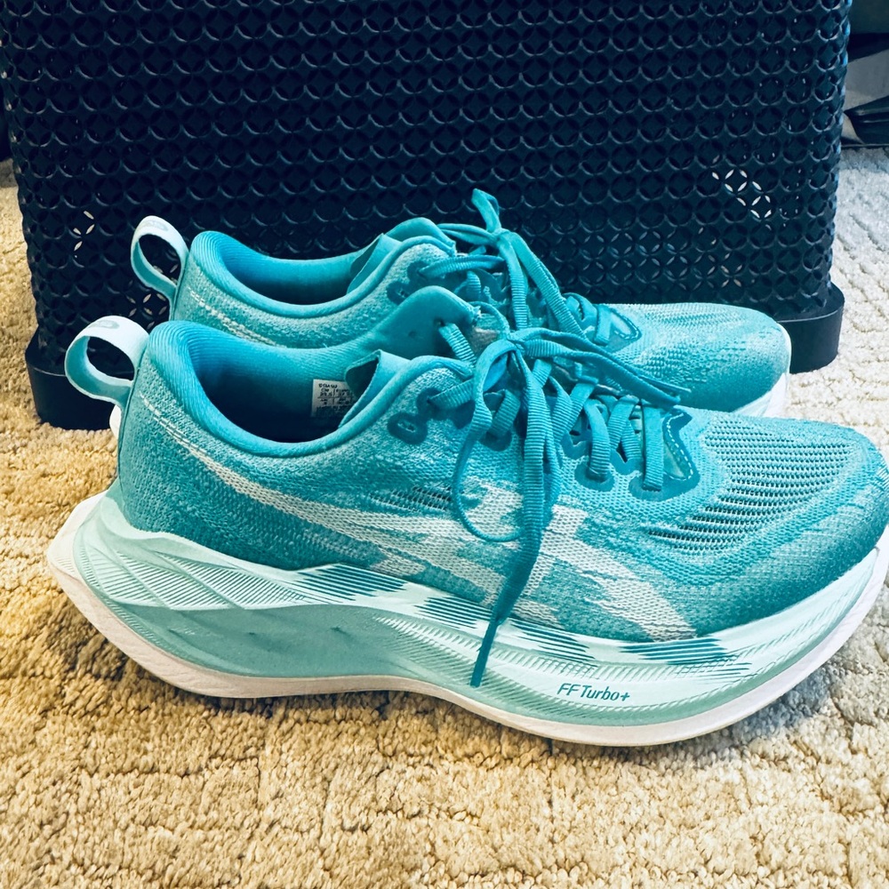 Asics Superblast Teal Men’s 5/Women 6.5